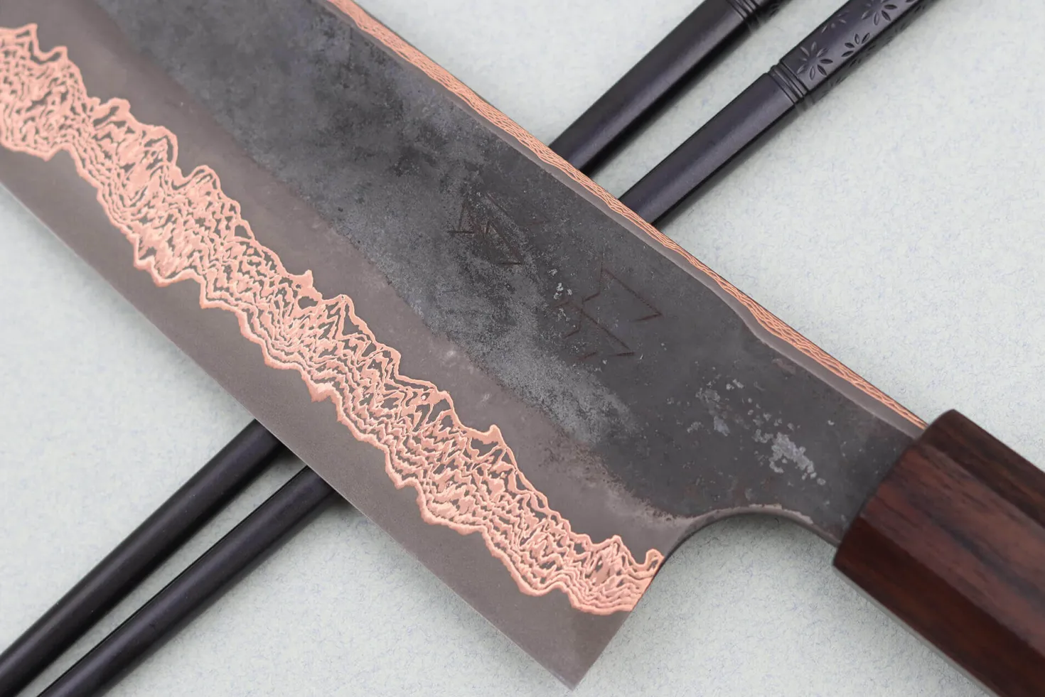 Couteau kiritsuke 24cm japonais artisanal Hatsukokoro Yorokobi Kurouchi Damas