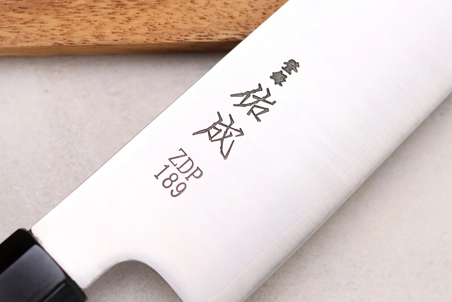 Couteau kiritsuke 24cm japonais artisanal Sukenari ZDP-189 San Maï manche en ébène