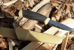 Couteau Mora Companion 13166 lame inox 10,4cm manche caoutchouc noir/sable + étui