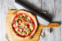 Couteau à pizza demi-lune Ooni lame 35cm en acier inoxydable