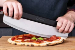 Couteau à pizza demi-lune Ooni lame 35cm en acier inoxydable