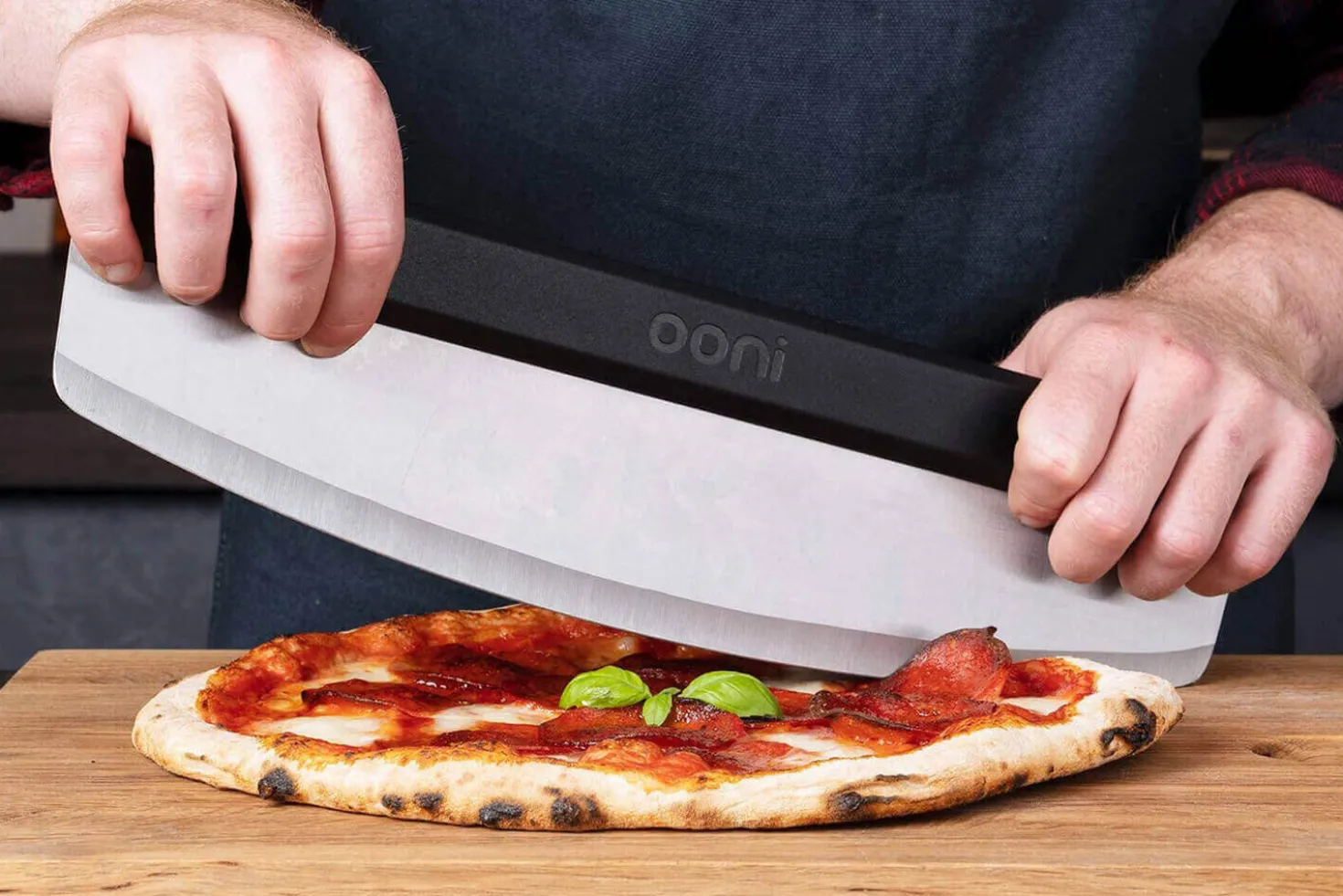 Couteau à pizza demi-lune Ooni lame 35cm en acier inoxydable