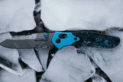 Couteau pliant Benchmade Mini Osborne 945-221 édition limitée lame damassée manche carbone 9,8cm