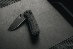 Couteau pliant Benchmade Mini Freek 565BK-02 lame noire manche G10 multicolore 10,3cm