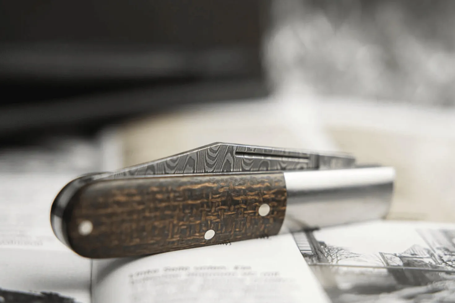 Couteau pliant Böker Barlow M4 Sherman Damas 110038DAM manche en micarta marron et inox 8,8cm + étui feutre