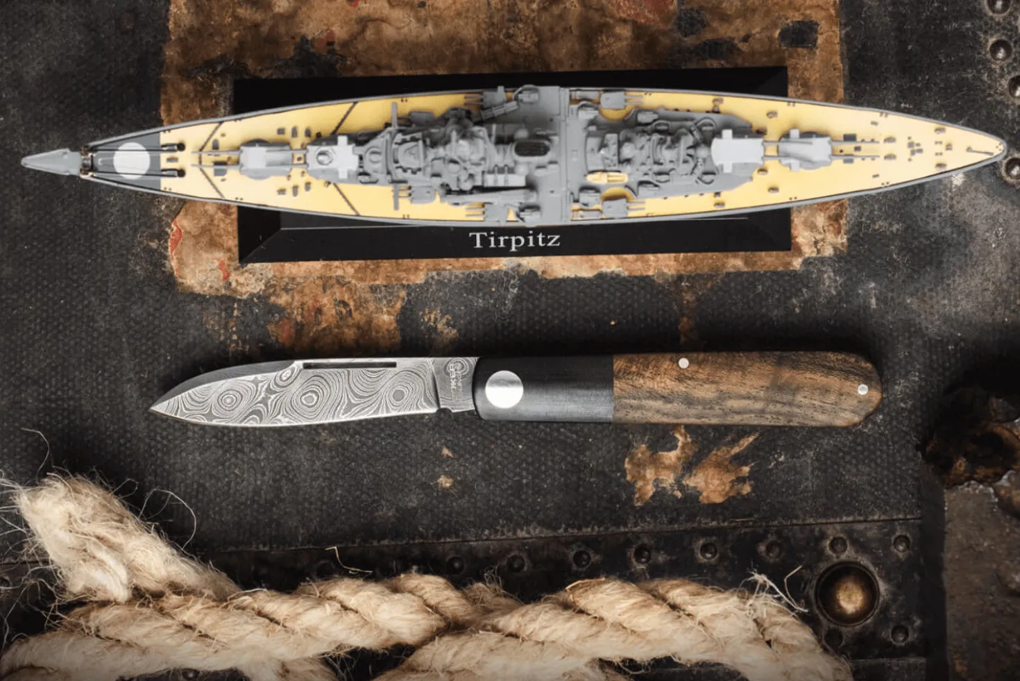 Couteau pliant Böker Barlow Prime Tirpitz Damas 117942DAM manche micarta noir et noyer 8,4cm + étui en feutre