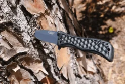 Couteau pliant Camillus Erupt manche en nylon noir et fibres de verre à motif cubique 7,8cm