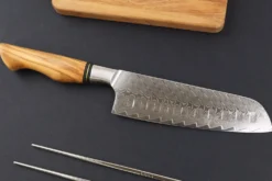 Couteau santoku alvéolé 18cm Ryda Knives ST650 Damas et manche en olivier