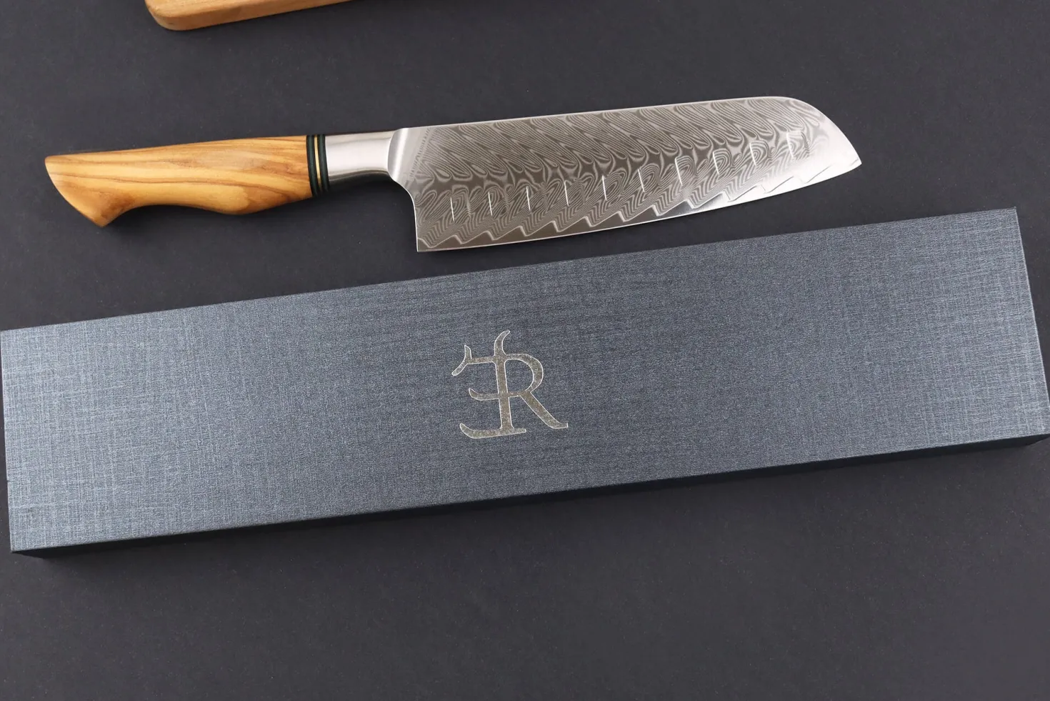 Couteau santoku alvéolé 18cm Ryda Knives ST650 Damas et manche en olivier