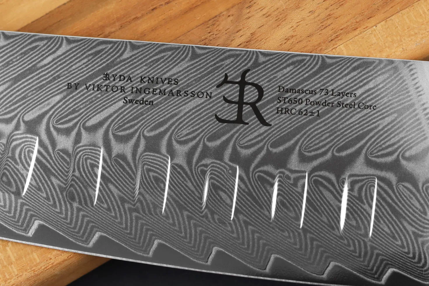 Couteau santoku alvéolé 18cm Ryda Knives ST650 Damas et manche en olivier