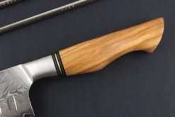 Couteau santoku alvéolé 18cm Ryda Knives ST650 Damas et manche en olivier