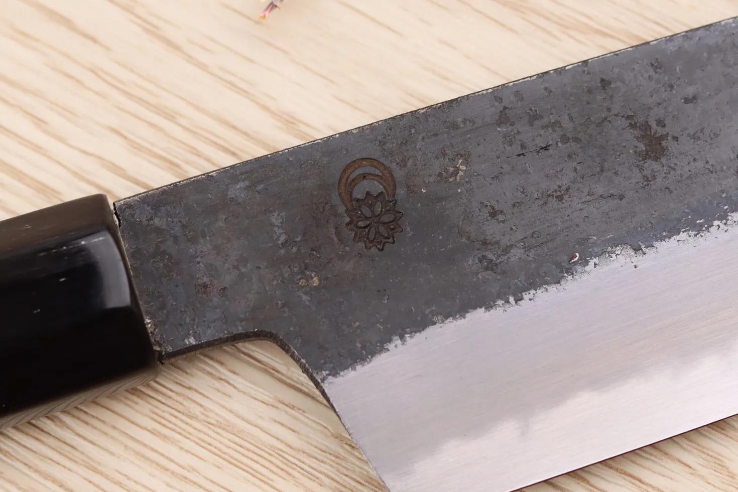 Couteau santoku 18cm japonais artisanal Sakai Kikumori Kikuzuki Kuro
