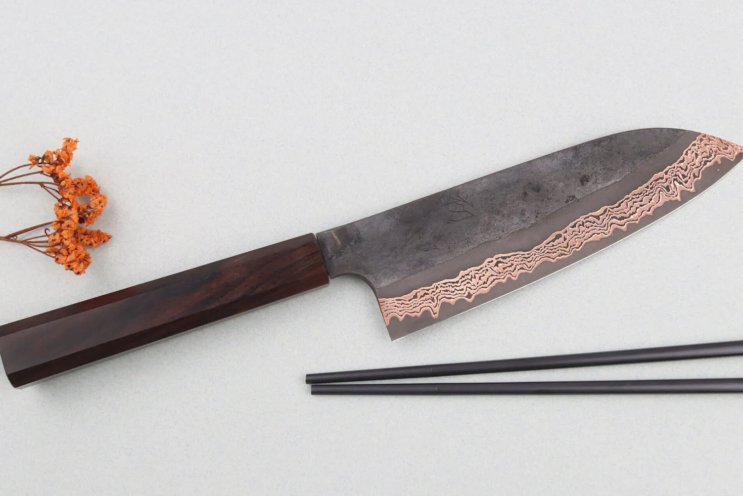 Couteau santoku 18cm japonais artisanal Hatsukokoro Yorokobi Kurouchi Damas