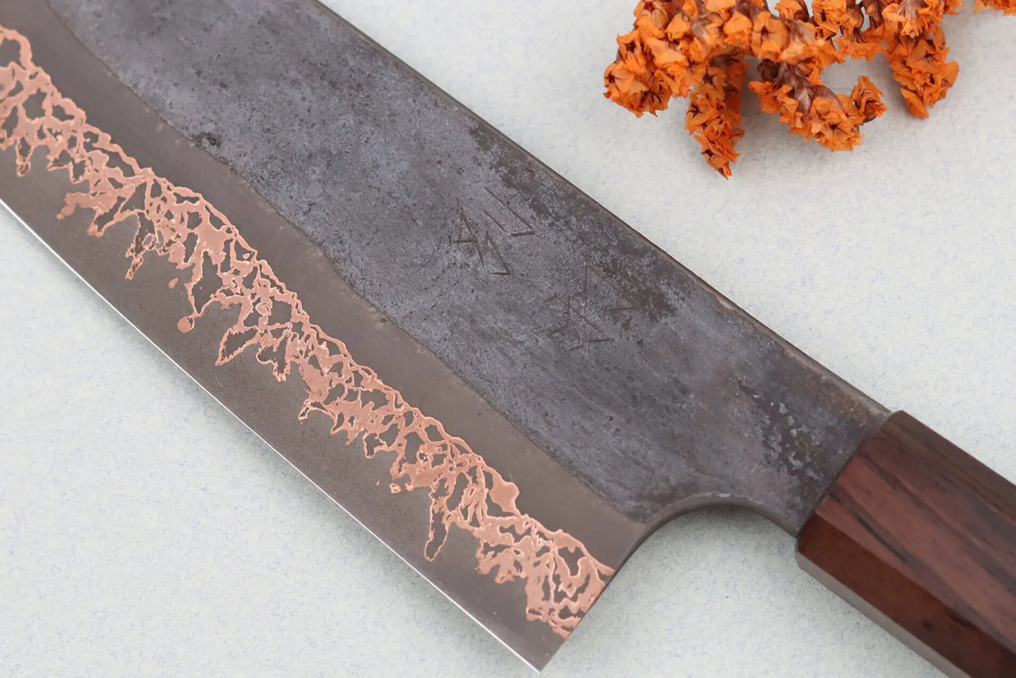 Couteau santoku 18cm japonais artisanal Hatsukokoro Yorokobi Kurouchi Damas
