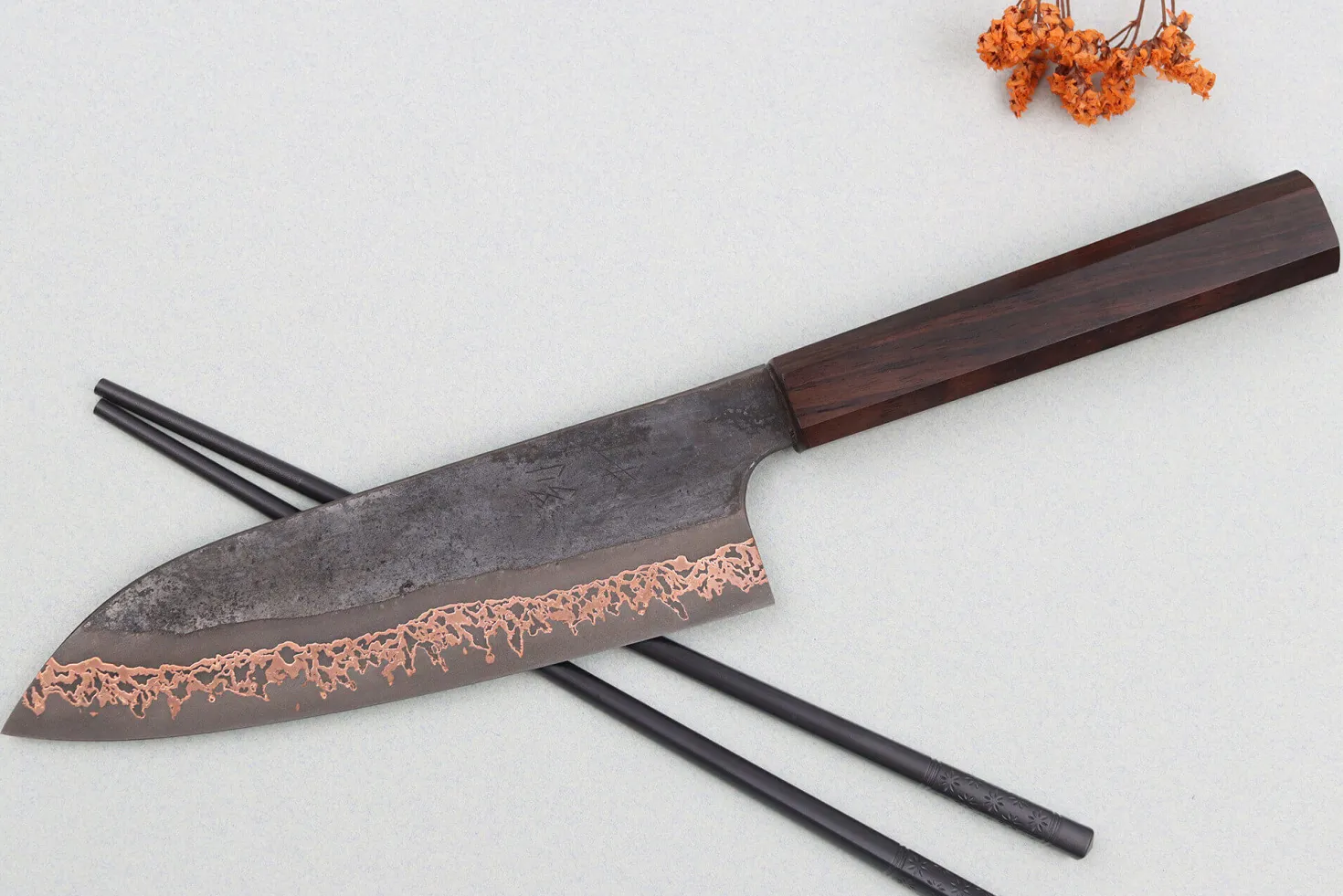 Couteau santoku 18cm japonais artisanal Hatsukokoro Yorokobi Kurouchi Damas