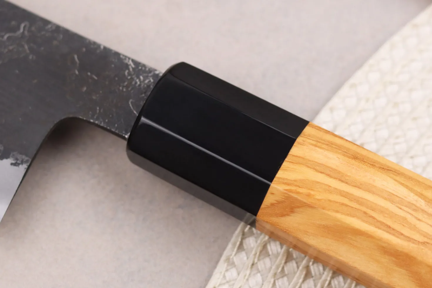 Couteau santoku 16,5cm japonais artisanal Hinoura Mutsumi Ajikataya Black Nashiji