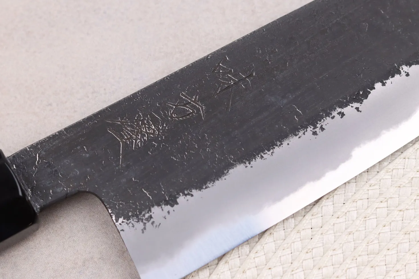 Couteau santoku 16,5cm japonais artisanal Hinoura Mutsumi Ajikataya Black Nashiji