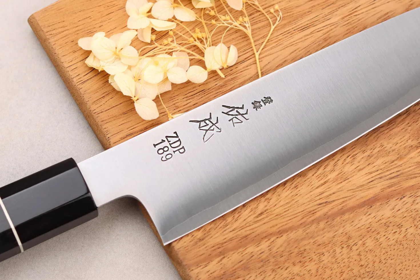 Couteau santoku 19,5cm japonais artisanal Sukenari ZDP-189 San Maï manche en ébène