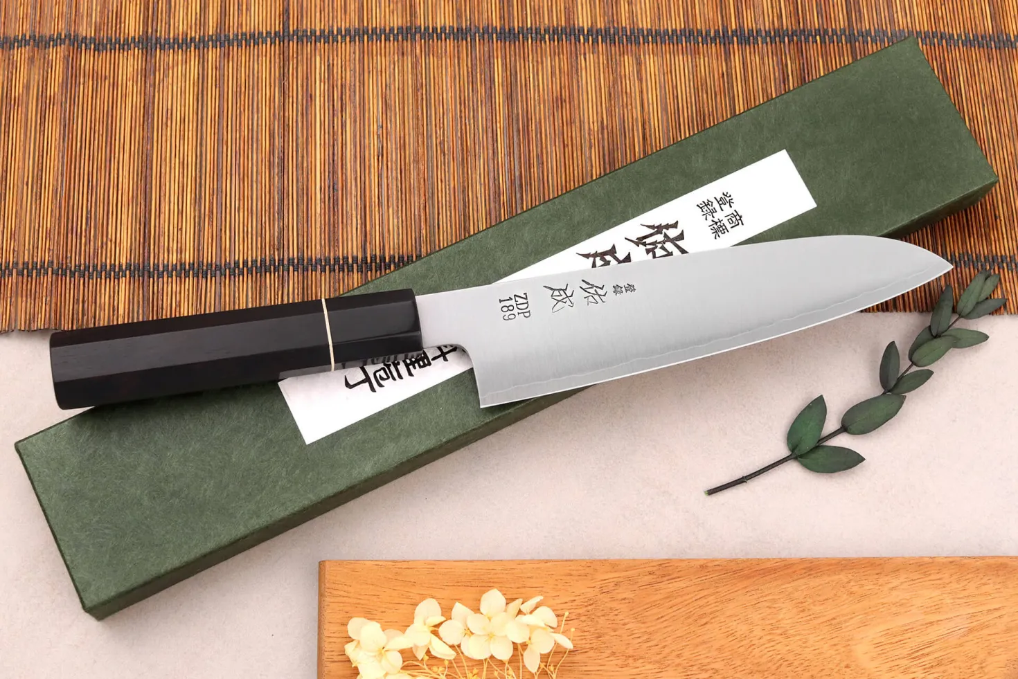 Couteau santoku 19,5cm japonais artisanal Sukenari ZDP-189 San Maï manche en ébène