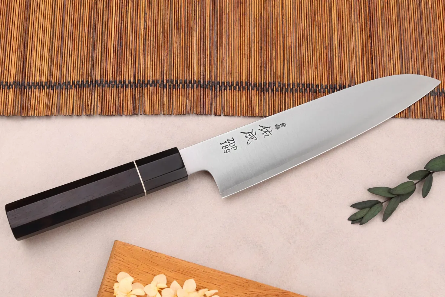 Couteau santoku 19,5cm japonais artisanal Sukenari ZDP-189 San Maï manche en ébène