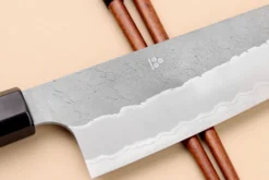 Couteau santoku 18cm japonais artisanal Nigara Hamono Tsuchime AS manche en noyer