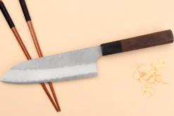 Couteau santoku 18cm japonais artisanal Nigara Hamono Tsuchime AS manche en noyer
