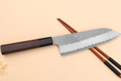Couteau santoku 18cm japonais artisanal Nigara Hamono Tsuchime AS manche en noyer
