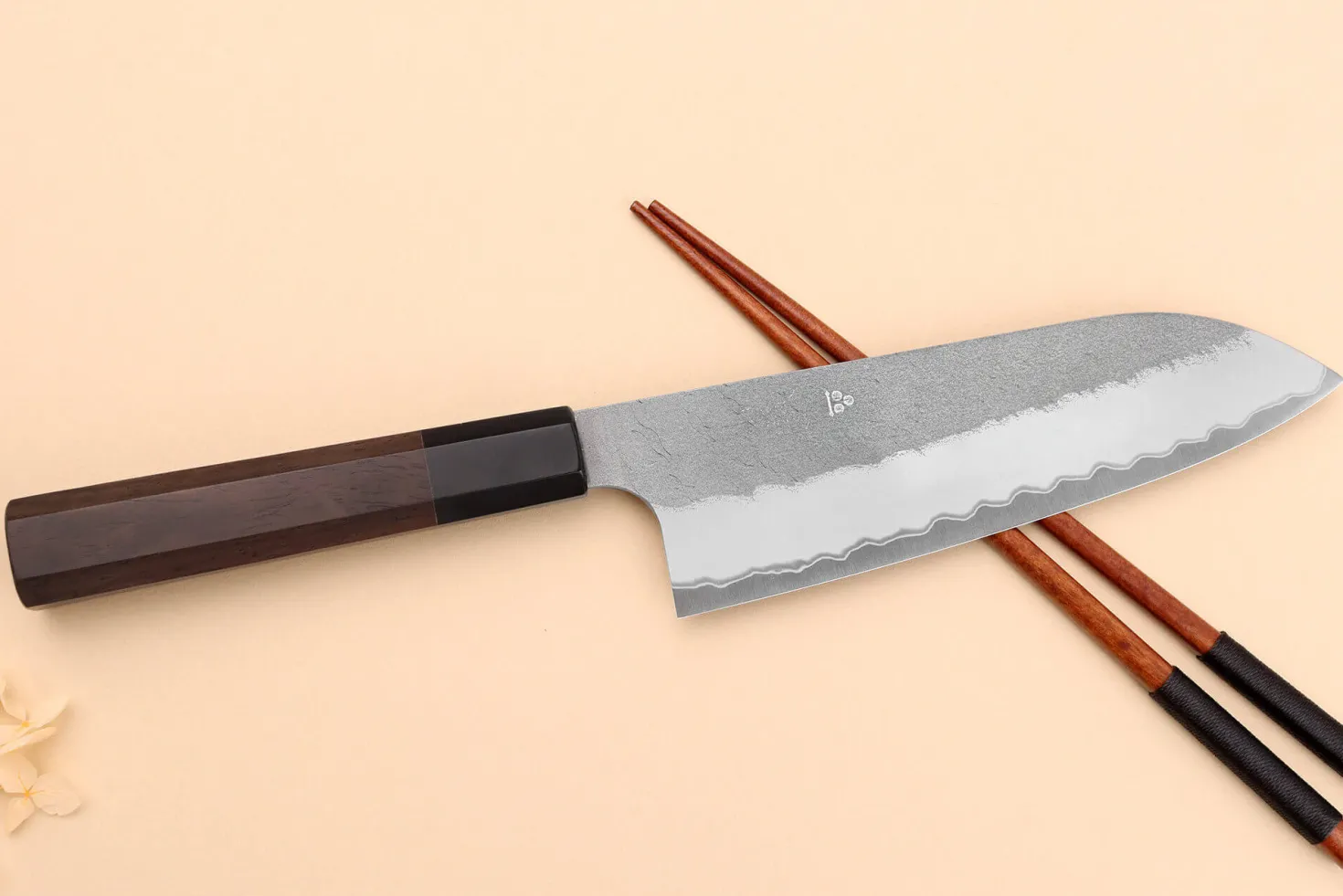Couteau santoku 18cm japonais artisanal Nigara Hamono Tsuchime AS manche en noyer