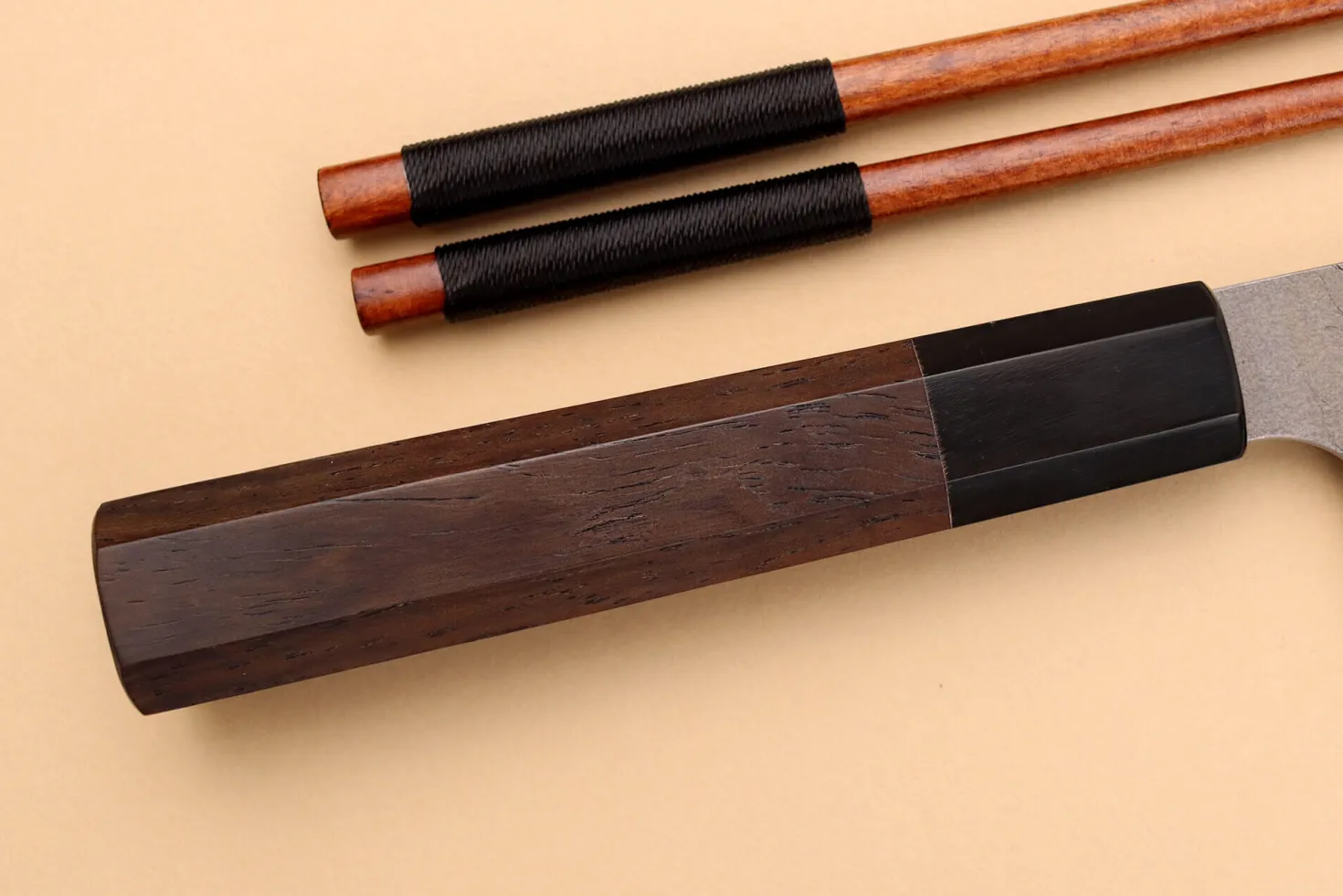 Couteau santoku 18cm japonais artisanal Nigara Hamono Tsuchime AS manche en noyer