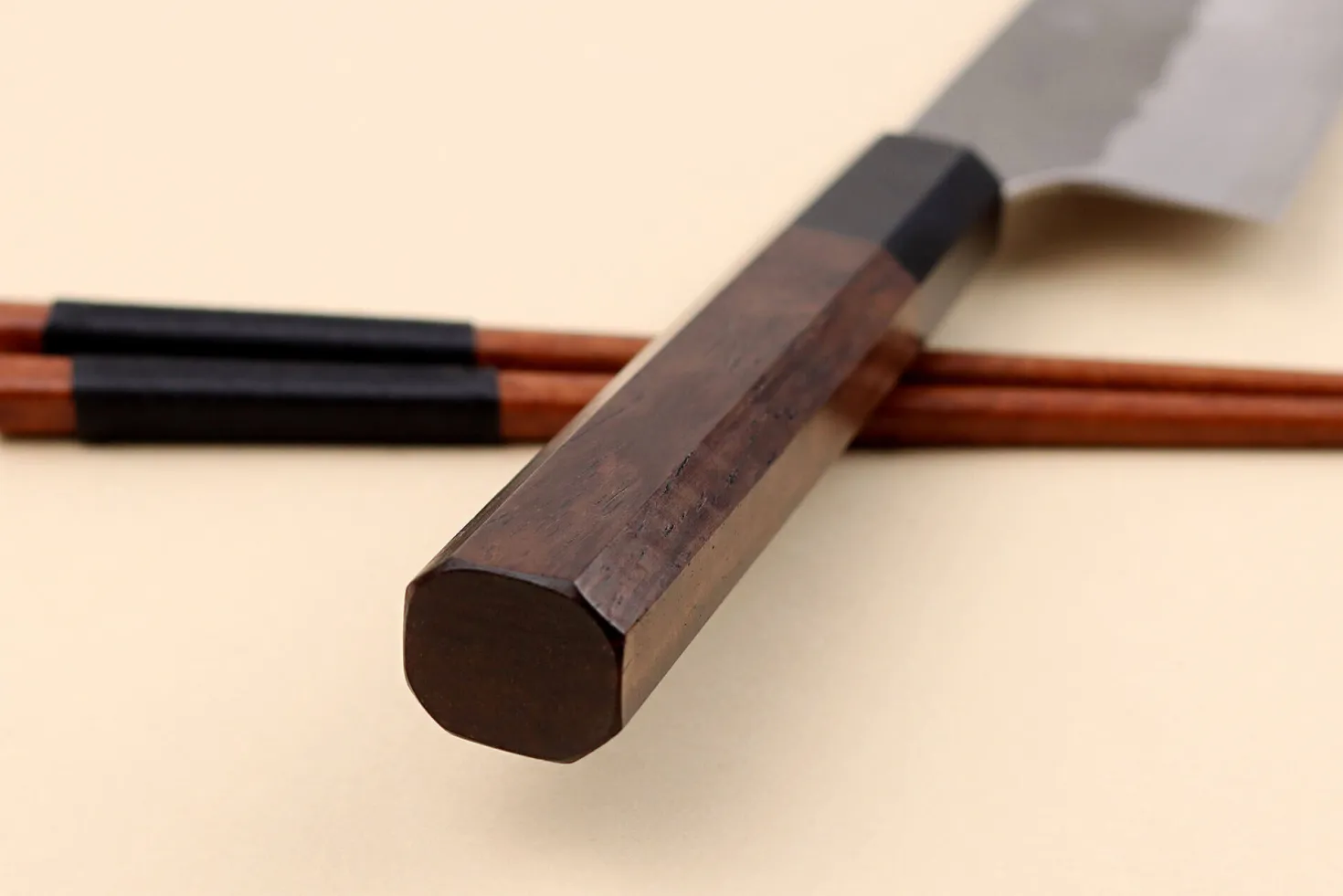 Couteau santoku 18cm japonais artisanal Nigara Hamono Tsuchime AS manche en noyer