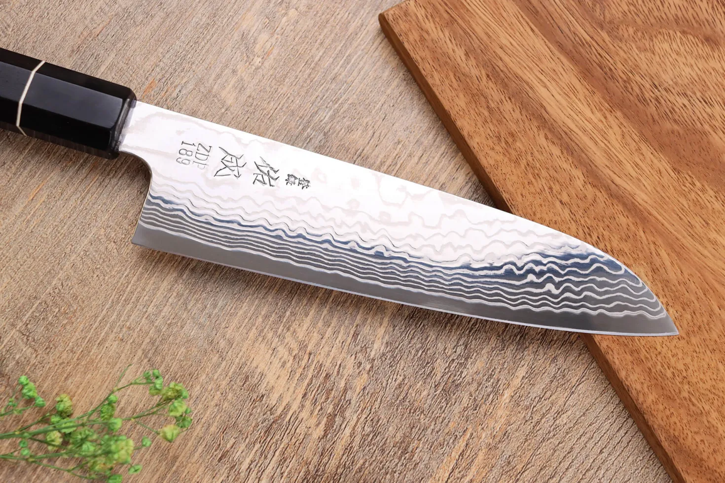 Couteau santoku 19,5cm japonais artisanal Sukenari ZDP-189 damas manche en ébène