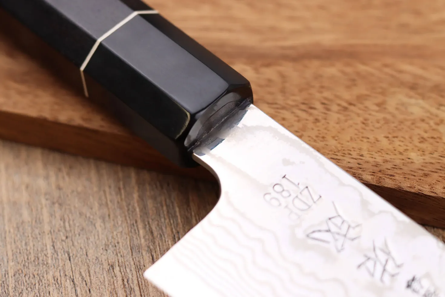 Couteau santoku 19,5cm japonais artisanal Sukenari ZDP-189 damas manche en ébène