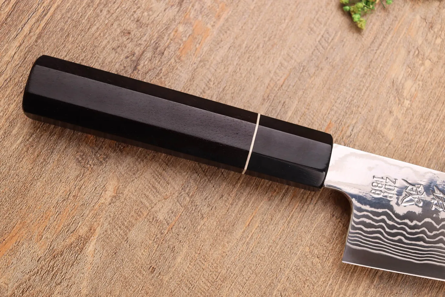 Couteau santoku 19,5cm japonais artisanal Sukenari ZDP-189 damas manche en ébène