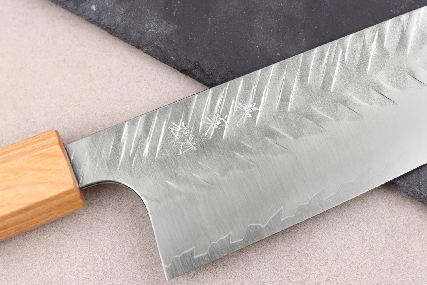 Couteau santoku 16,5cm japonais artisanal Yoshimi Kato SPG Strix V-Tsuchime