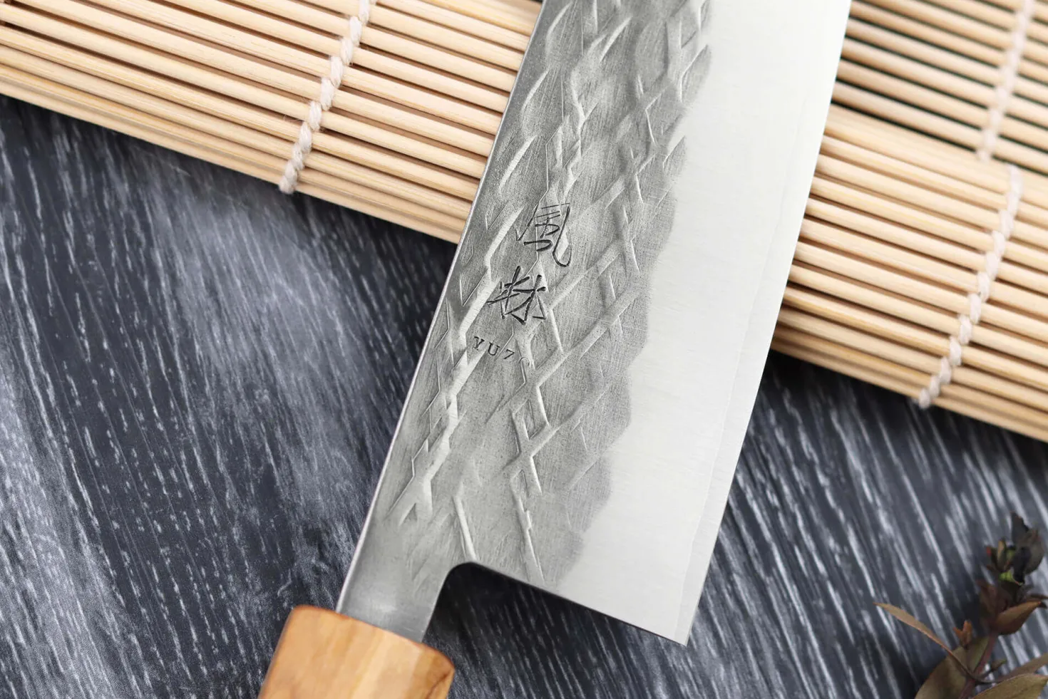 Couteau santoku 16,5cm japonais artisanal Yuzo SLD olivier et sequoia