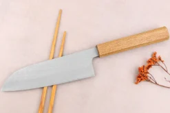 Couteau santoku 16,5cm japonais artisanal Sakai Kikumori TS10 en chêne