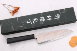 Couteau santoku 18cm japonais artisanal Hatsukokoro Hayabusa Rainbow Damas
