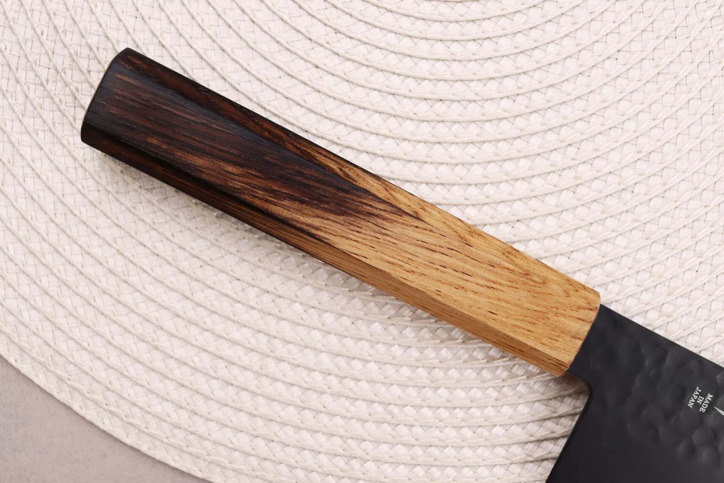 Couteau santoku 17cm japonais Sakai Takayuki Kurokage VG10 manche en chêne brûlé