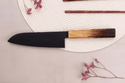 Couteau santoku 17cm japonais Sakai Takayuki Kurokage VG10 manche en chêne brûlé