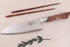 Couteau santoku 18cm Ryda Knives A-30 San Maï et manche en noyer