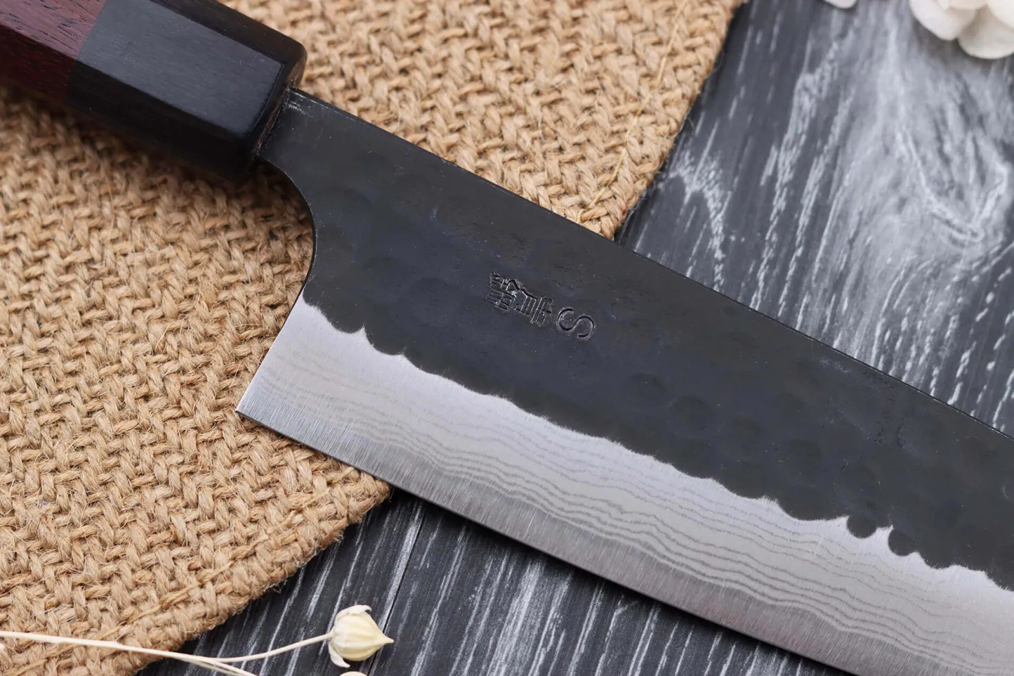 Couteau santoku japonais artisanal Nao Yamamoto Damas AS brut de forge 16,5cm