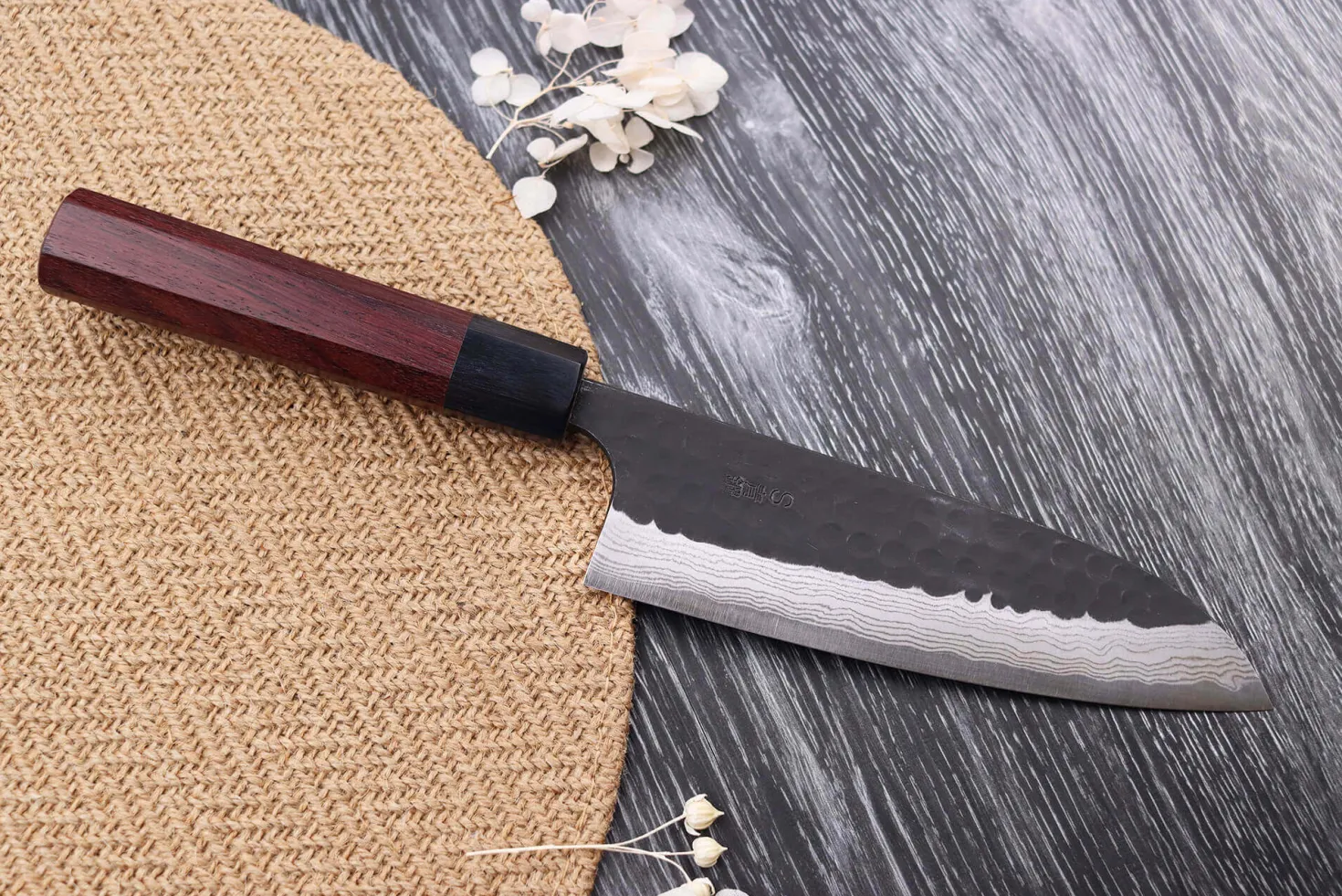 Couteau santoku japonais artisanal Nao Yamamoto Damas AS brut de forge 16,5cm