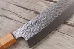Couteau santoku japonais artisanal Makoto Kurosaki Sakura acier SG2 martelé 16.5cm