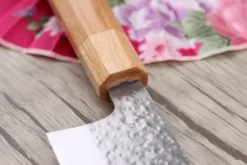 Couteau santoku japonais artisanal Makoto Kurosaki Sakura acier SG2 martelé 16.5cm