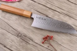 Couteau santoku japonais artisanal Makoto Kurosaki Sakura acier SG2 martelé 16.5cm