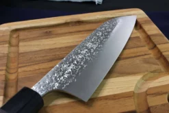 Couteau santoku japonais artisanal martelé Yu Kurosaki Shizuku 16.5cm acier SG2