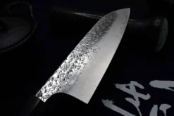 Couteau santoku japonais artisanal martelé Yu Kurosaki Shizuku 16.5cm acier SG2