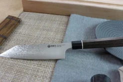 Couteau santoku japonais Kanetsugu Zuiun acier SPG2 damas 18cm