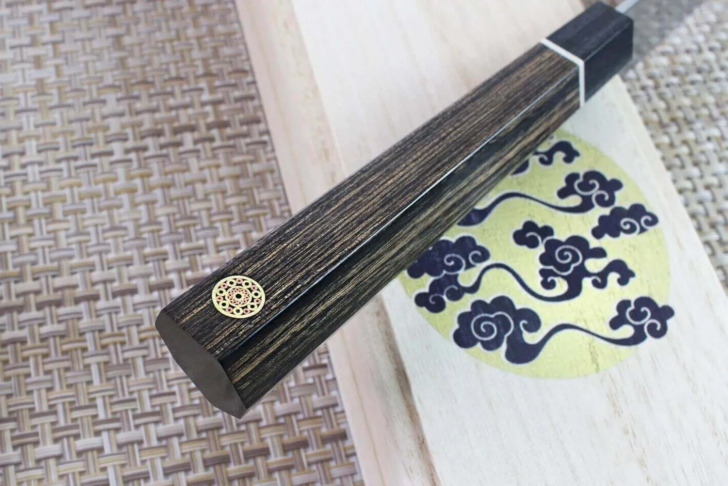 Couteau santoku japonais Kanetsugu Zuiun acier SPG2 damas 18cm