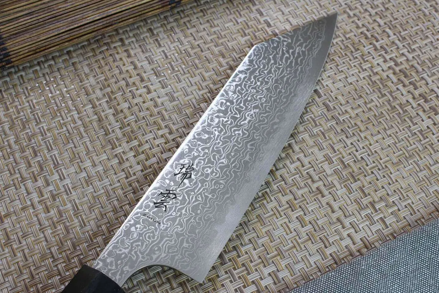 Couteau santoku japonais Kanetsugu Zuiun acier SPG2 damas 18cm